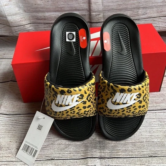 🔥HOST PICK🔥 👠 NIKE Womens Victori One Slide Print - Picture 3 of 4